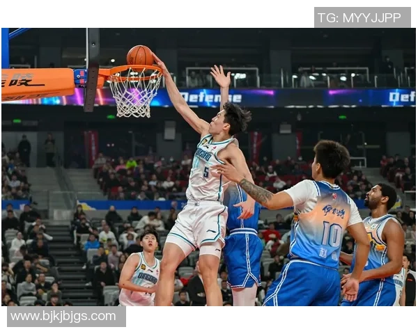 某足球明星穿紧身衣训练照曝光 引发球迷热议并激起话题讨论