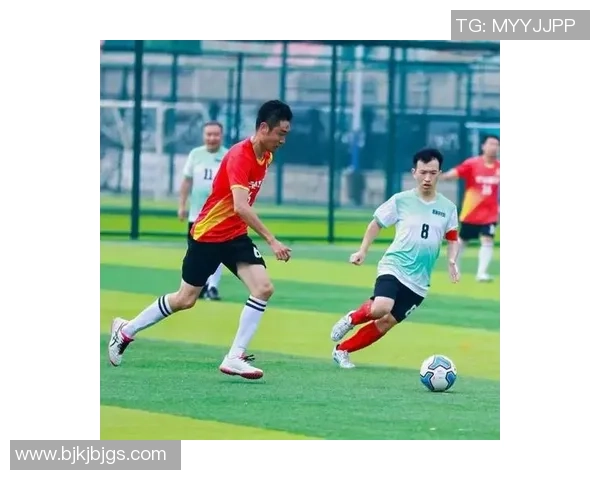 日本足球明星闪耀绿茵场展现技术魅力与拼搏精神