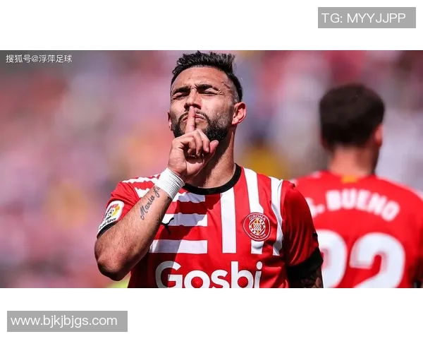 超帅足球明星展现惊人技巧与魅力，赛场内外的全能表现引爆全球粉丝热潮