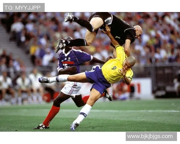 古老足球传奇人物头像再现昔日风采展现经典瞬间与永恒记忆